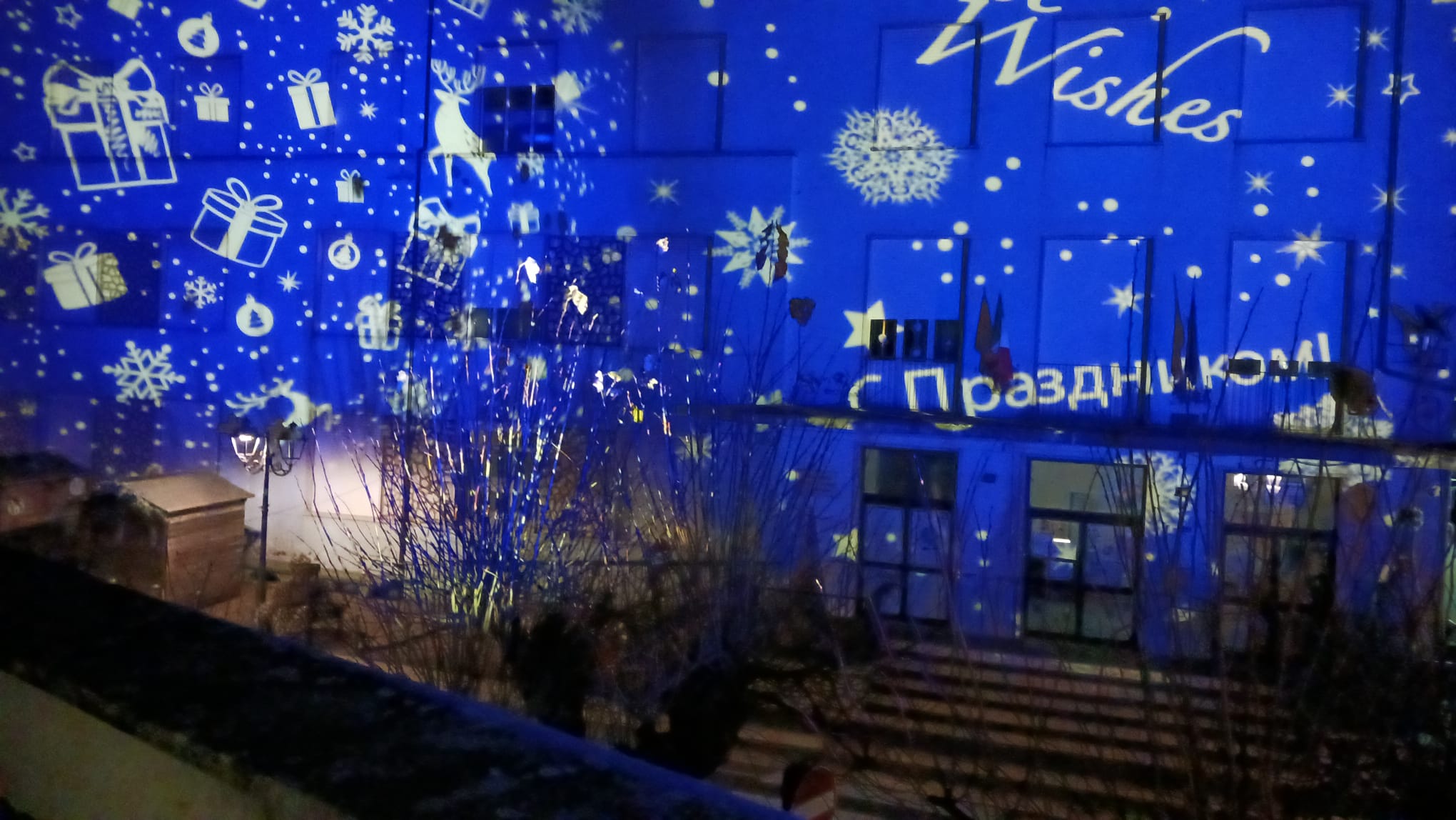 illuminazione-artistica-impianti-permanenti-e-temporanei-videomapping-mapping-video-di-facciate-opere-artistiche-impianto-elettrico-temporaneo-luminarie-natale-luminarie-natalizie-decorazioni-natale-lucette-per-eventi-fiere-sagre-meeting-proiettore-laser-videoproiettore-video-proiettore-professionale-con-manutenzione-e-supporto-in-ogni-fase-dell-evento-meloni-service-acuto-fiuggi-roma-frosinone